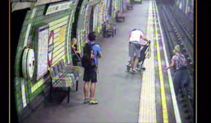 Une maman sauve son bébé tombé avec sa poussette du quai du métro