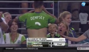 Clint Dempsey échange son maillot contre du pop corn