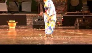 Malian romantic act - singing and dancing!