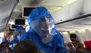 Un homme fait semblant d'avoir le virus Ebola dans un avion