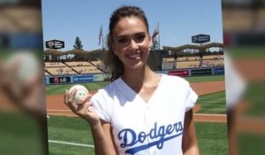 Jessica Alba lance la première balle au match des Dodgers