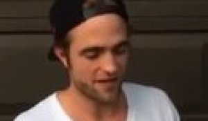 Robert Pattinson transforme son ALS Ice Bucket Challenge en concours de T-Shirt mouillé