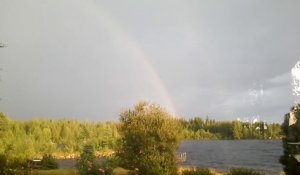 Presque tué par la foudre alors qu'Il admire un arc-en-ciel!