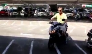 Régis essaye les freins de son scooter