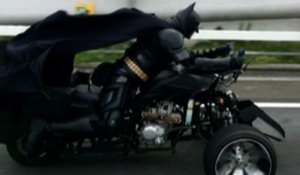 Batman aperçu en moto à Tokyo - ZAPPING AUTO DU 01/09/2014