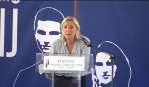 François Hollande "doit laisser le peuple s'exprimer", affirme Marine Le Pen