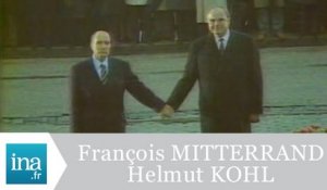 François Mitterrand et Helmut Kohl main dans la main - Archive INA