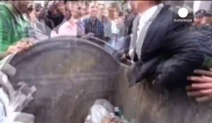 Un député Ukrainien jeté dans une poubelle par une foule en colère!