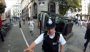 Cycliste Londonien VS Officier de Police. Echange très cordial!