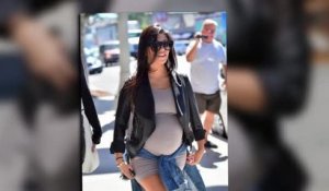 Kourtney Kardashian montre son ventre qui s'arrondit