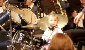 À trois ans, il se trouve déjà sur scène pour accompagner tout un orchestre !
