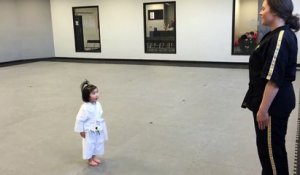 Sophie, 3 ans, récite le credo du taekwondo comme une pro