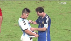 Lionel Messi dédicace le maillot d'un supporter qui fait irruption sur le terrain