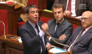Valls renvoie dos à dos "Le Monde" et "Valeurs actuelles"