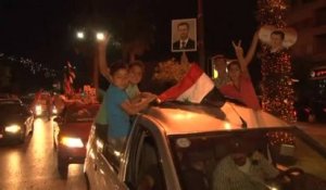 Scènes de liesse dans les rues de Damas pour célébrer la victoire de Bachar Al-Assad