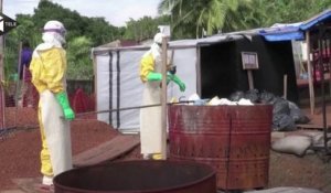 Ebola : l'étape délicate de la désinfection des soignants