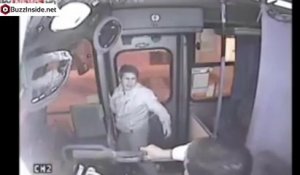Il tente de voler un sac à main dans un bus
