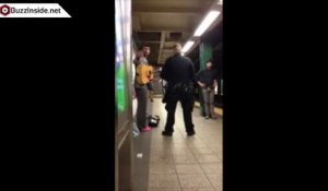 Un policier arrête un guitariste dans le métro