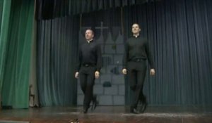 Deux prêtres virtuoses de la danse à claquettes