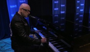 Pascal Obispo interprète "Pendant que je chante" en live