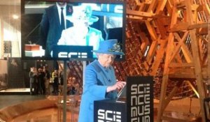 La reine Elizabeth II poste son premier tweet