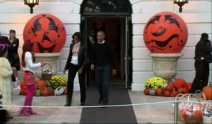 Le couple Obama distribue des friandises pour Halloween