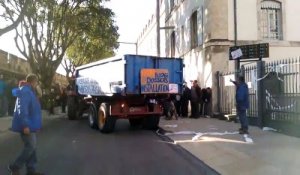 Les agriculteurs ont déversé un camion de courges dans Avignon
