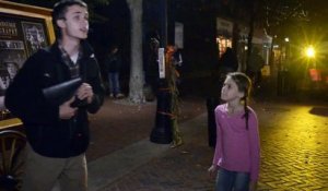 Une Petite fille agressive crie sur un prêcheur de rue!