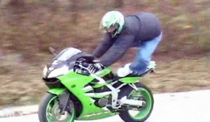 Instant Karma pour un motard debout sur sa moto