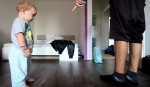 Un père de famille et son fils font une battle de breakdance