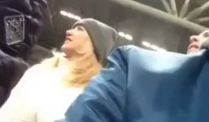 Une femme pousse des cris étrange afin d'encourager son équipe de hockey favorite!