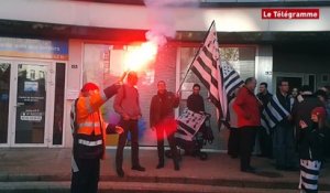 Brest. Bretagne Réunie manifeste devant la permanence de Patricia Adam