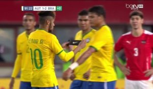 Neymar transmet le brassard de capitaine à Thiago Silva