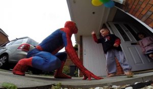 Spiderman fait une surprise à un enfant atteint du cancer (VOSTFR)