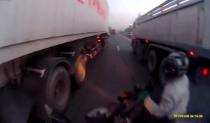 Un jeune thailandais frôle la mort en scooter