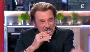 Johnny Hallyday fier de sa cigarette... électronique sur France 5