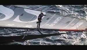Voile : quand Alex Thomson escalade le mât de son voilier en pleine mer !