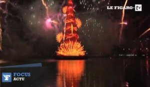 Le "plus grand sapin de Noël flottant du monde" présenté à Rio