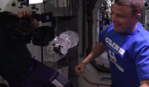 Des astronautes jouent avec de l'eau en impesanteur