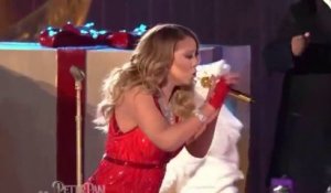 Mariah Carey Struggles Through 'All I Want For Christmas'