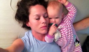 Quand un bébé empêche sa maman de dormir, c'est drôle !