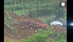 L'Indonésie en deuil après un glissement de terrain très meurtrier