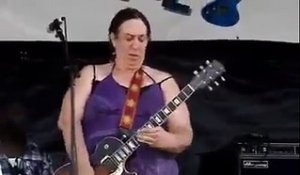 Cette femme au look improbable est une virtuose de la guitare !