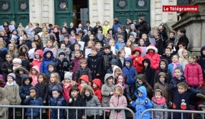 Vannes. Les enfants de l'école Sainte-Jehanne d'Arc chantent Noël en anglais