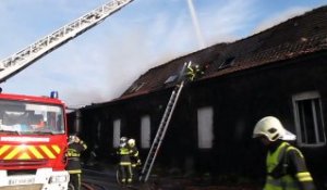 Un corps de ferme dévasté par un incendie à Wavrin