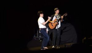 Jason Mraz Invites Audience Member On Stage To Perform ‘Be Honest’