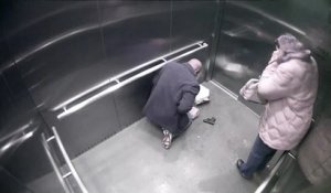 Un policier se tire dessus dans un ascenseur