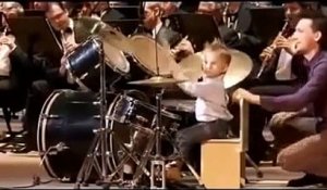 Ce petit bonhomme de 3 ans joue comme un chef à la batterie