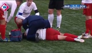 Un arbitre de foot casse le nez d'un joueur en plein match