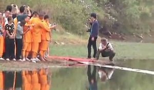 un moine shaolin marche sur l'eau